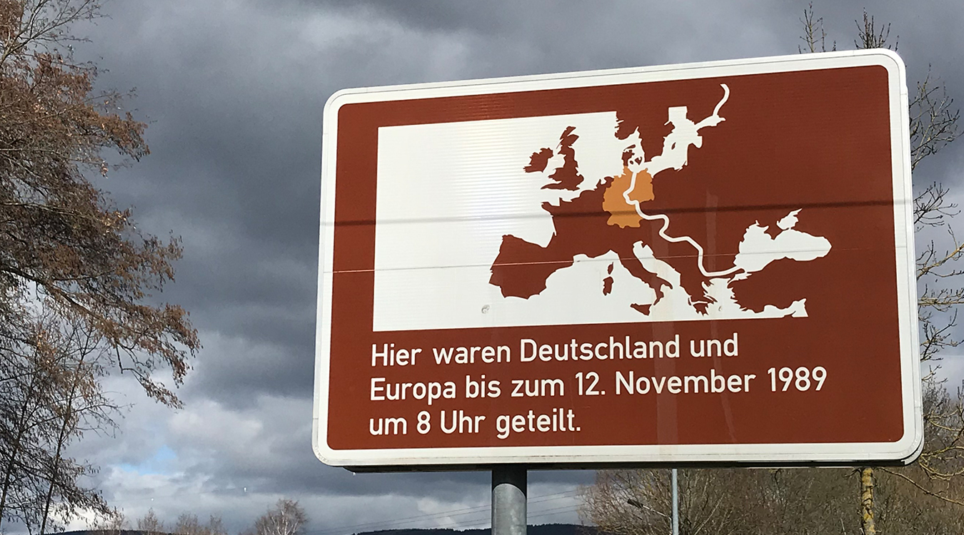 Ein Schild an der Gebrannten Brücke zwischen Sonneberg und Neustadt bei Coburg erinnert heute an den ehemaligen Grenzübergang zwischen Bayern und Thüringen. (Foto: Christian Porsch)