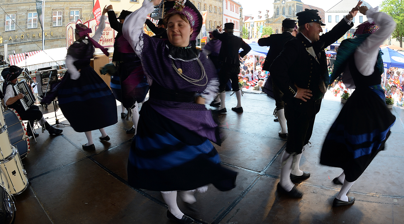 2013 wurde zum Tag der Franken auf dem Bayreuther Marktplatz getanzt. (Foto: Wolf-Dietrich Weissbach)